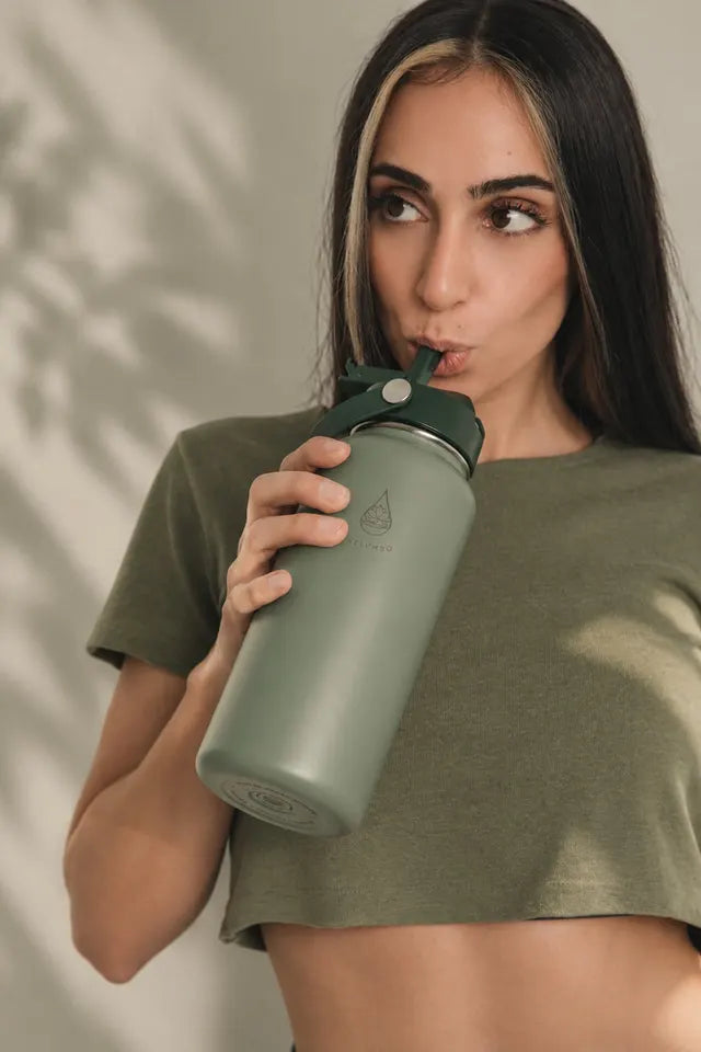 Aus der NELUMBO Filter-Trinkflasche trinken